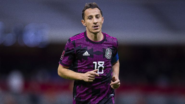 Andrés Guardado jugando partido con la Selección Mexicana