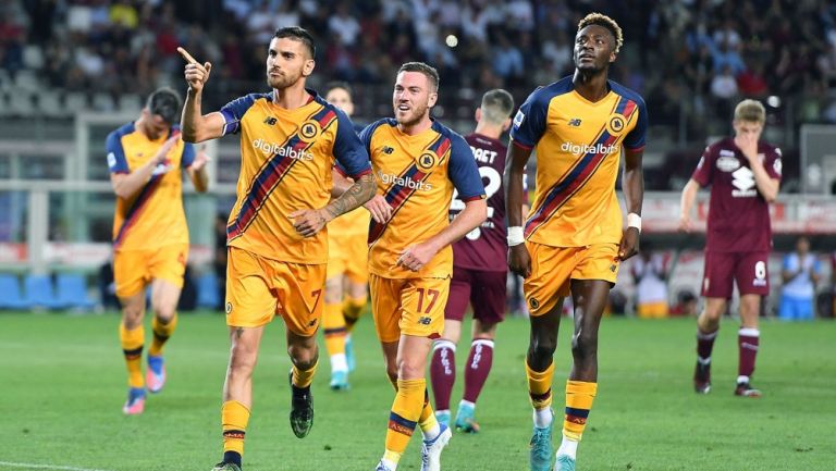 Jugadores de la Roma festejando un gol