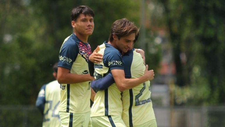 Jugadores de América Sub 18 festejando un gol