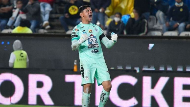 Óscar Ustari festejando un gol de Pachuca