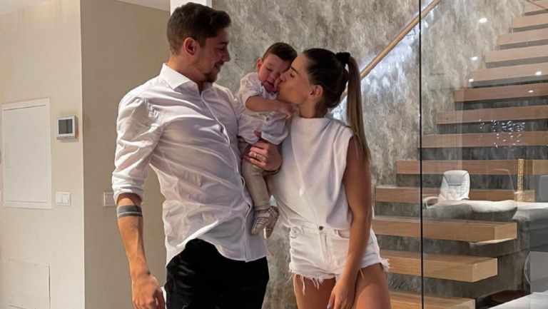 Federico Valverde y Mina Bonino con su hijo