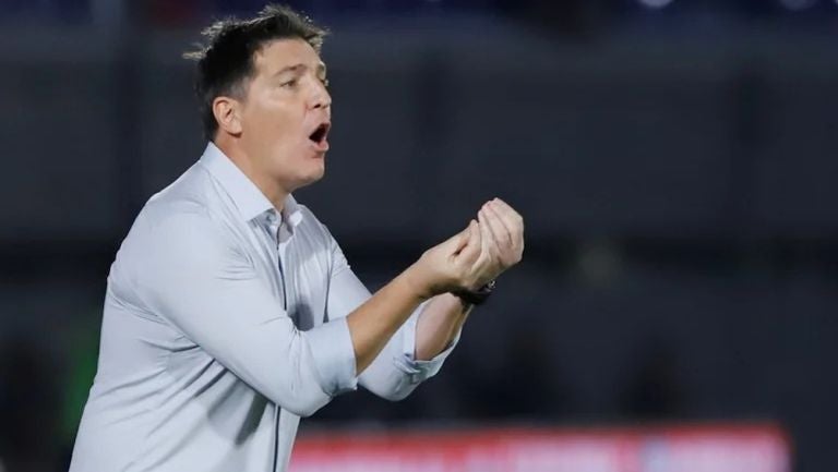 Eduardo Berizzo mientras dirige 