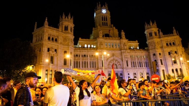 Afición merengue en espera de los jugadores en Cibeles, Madrid, España