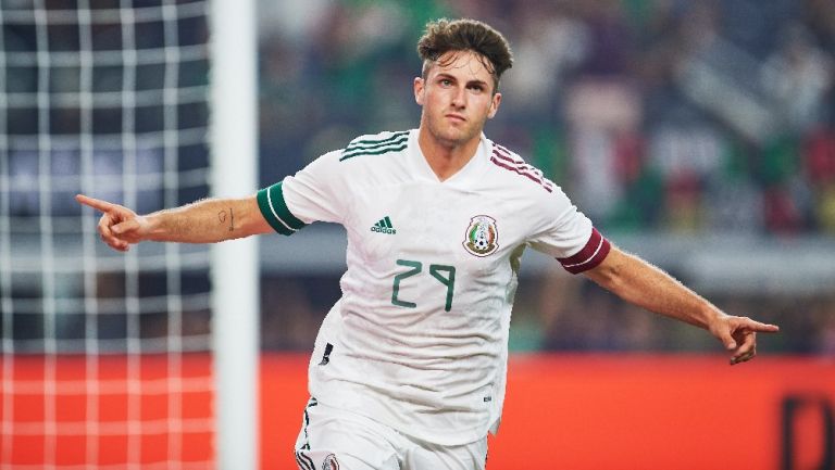 Santiago Giménez festejando gol de la Selección Mexicana ante Nigeria