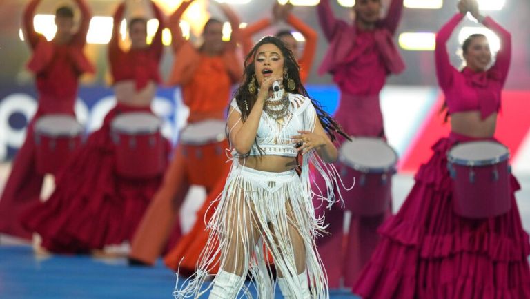 Camila Cabello durante su interpretación en la Champions League