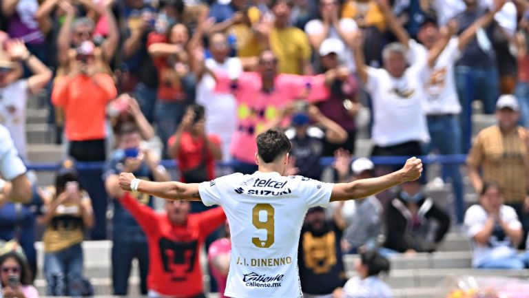 Juan Ignacio Dinenno celebrando un gol con Pumas