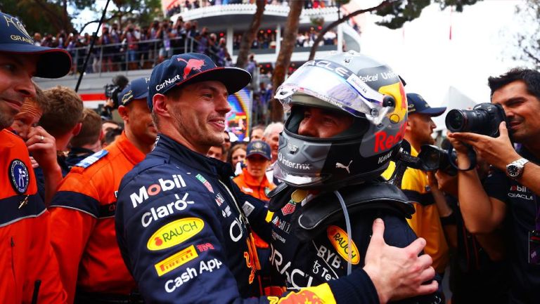 Verstappen felicitando a Checo por ganar el GP de Mónaco