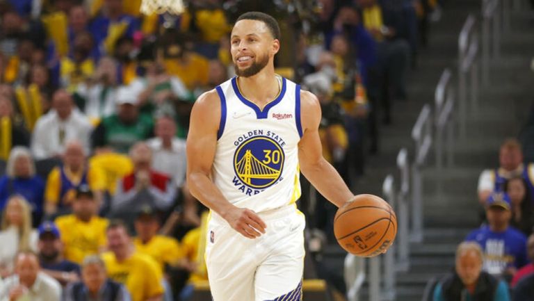 Stephen Curry jugando la Final entre Celtics y Warriors