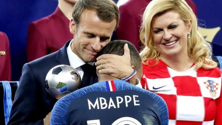 Macron abrazó a Mbappé tras ganar el Mundial con Francia en 2018
