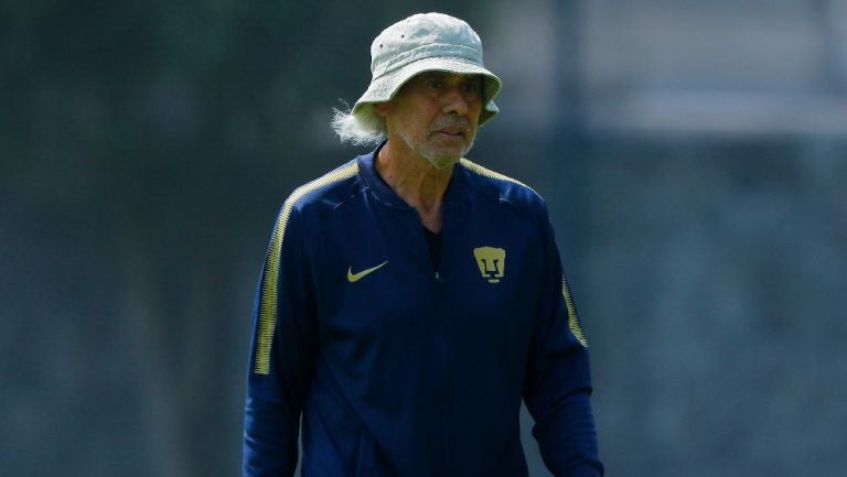 Ariel González trabajando con el equipo de Pumas