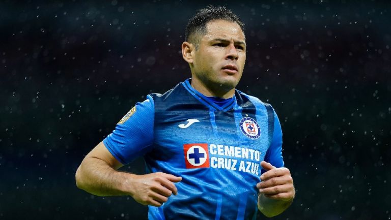 Pablo Aguilar jugando partido en la Liga MX con el Cruz Azul