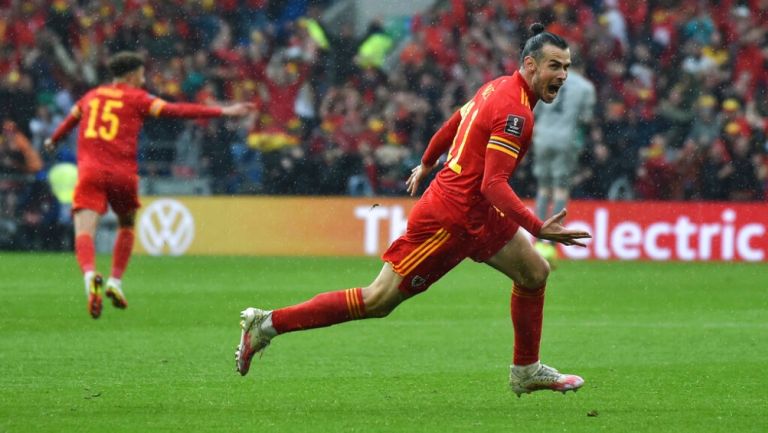 Bale celebrando el gol de Gales vs Ucrania