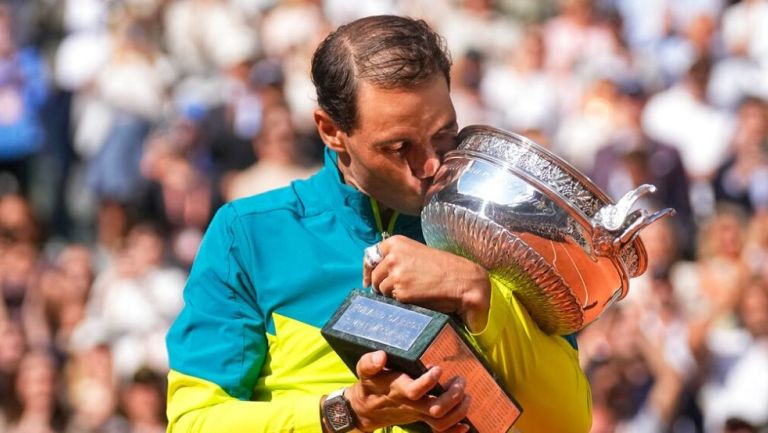 Rafael Nadal besando el trofeo del Roland Garros