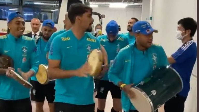 Jugadores de Brasil cantando y bailando
