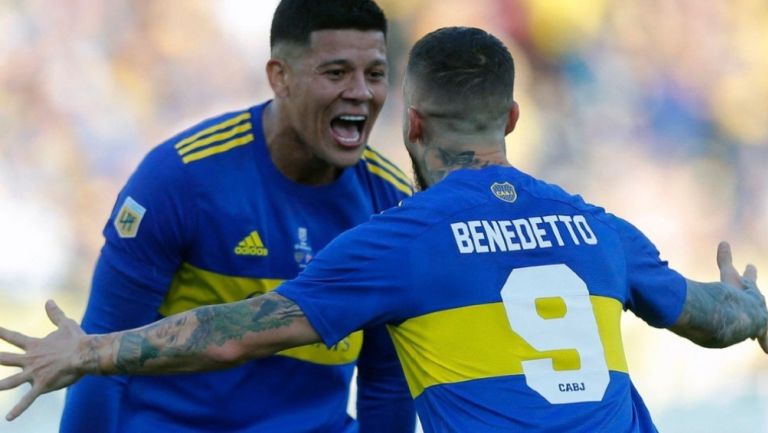 Benedetto y Rojo celebrando gol con Boca Juniors