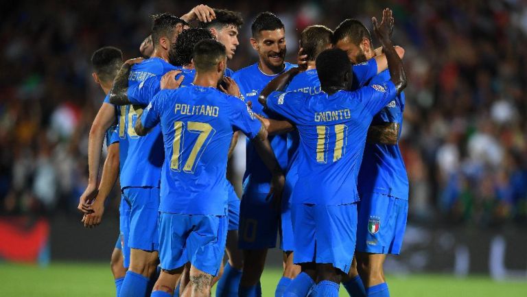 Italia festejando anotación ante Hungría en la UEFA Nations League