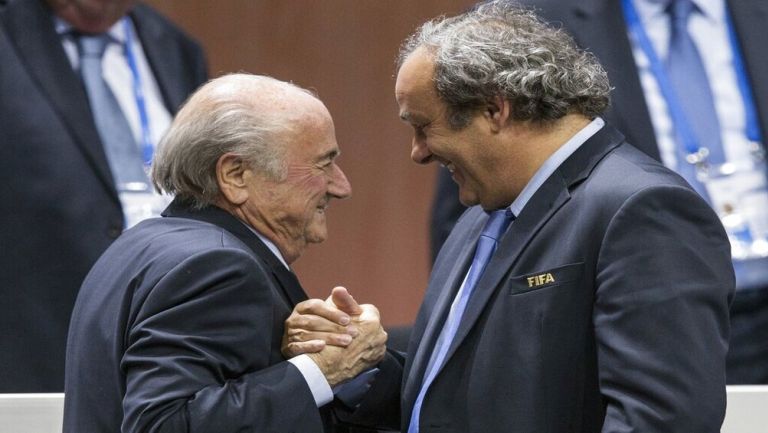 Blatter y Platini charlan durante una reunión en FIFA