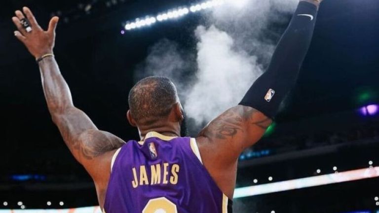 Lebron James previo a salir a un partido con los Lakers