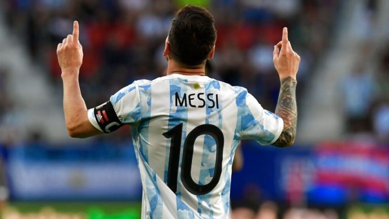 Messi celebra gol ante Estonia 