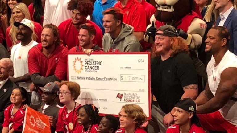 Brady y los Buccaneers donan dinero a la fundación