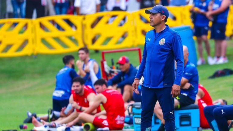 Ricardo Cadena dirigiendo a Chivas