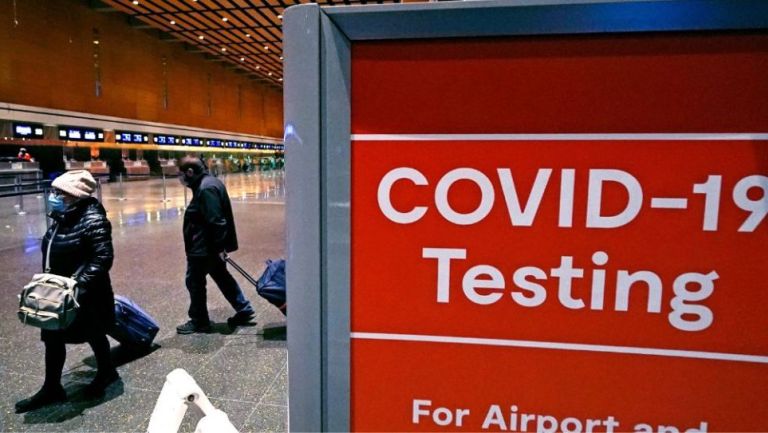 Sitio para realizar pruebas de Covid-19 en un aeropuerto de Estados Unidos