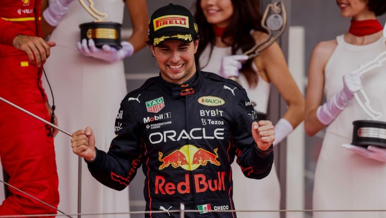 Checo Pérez celebrando su triunfo en el GP de Mónaco