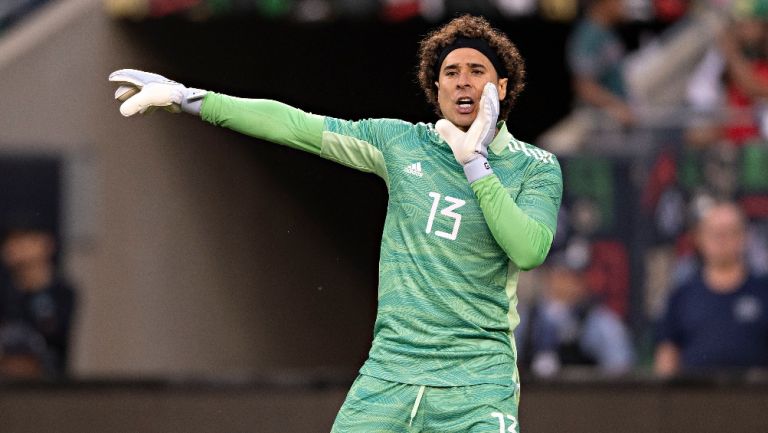 Ochoa en un partido de la Selección Mexicana 