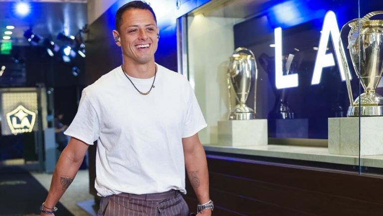 Chicharito llegando a un partido del Galaxy