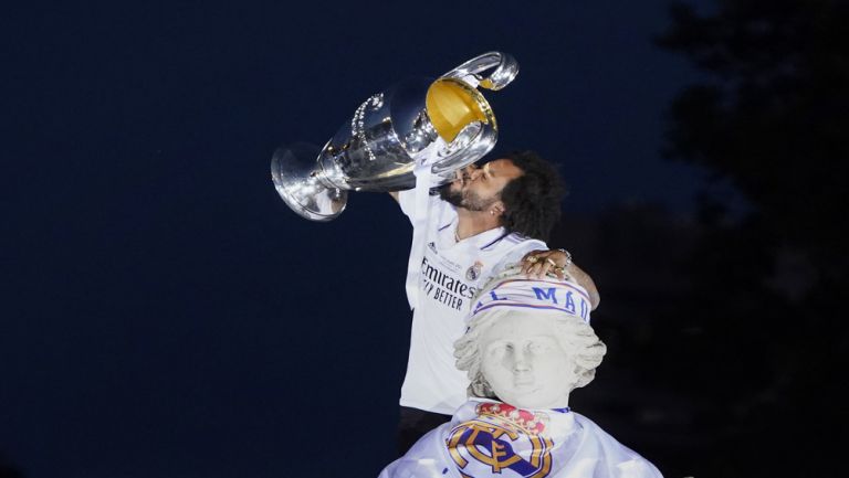 Marcelo festeja en Cibeles tras ganar la Champions League