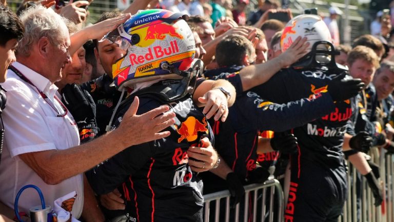 Pérez y Max celebrando el doblete de Red Bull