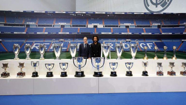 Marcelo y Florentino Pérez posan con los trofeos