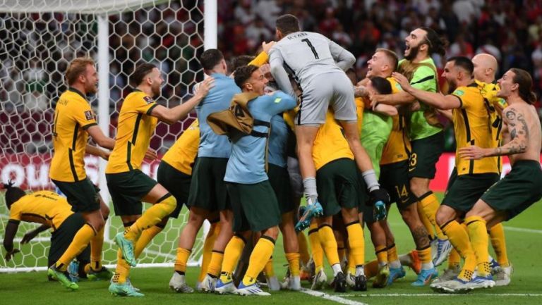 Jugadores de Australia festejando su pase al Mundial