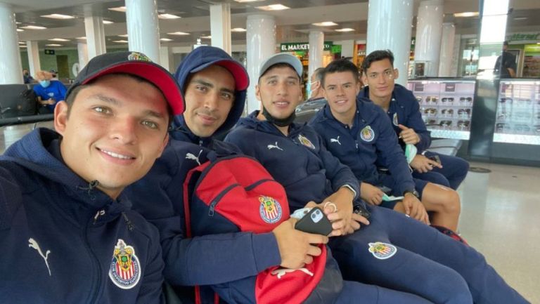 Jugadores de Chivas en el aeropuerto