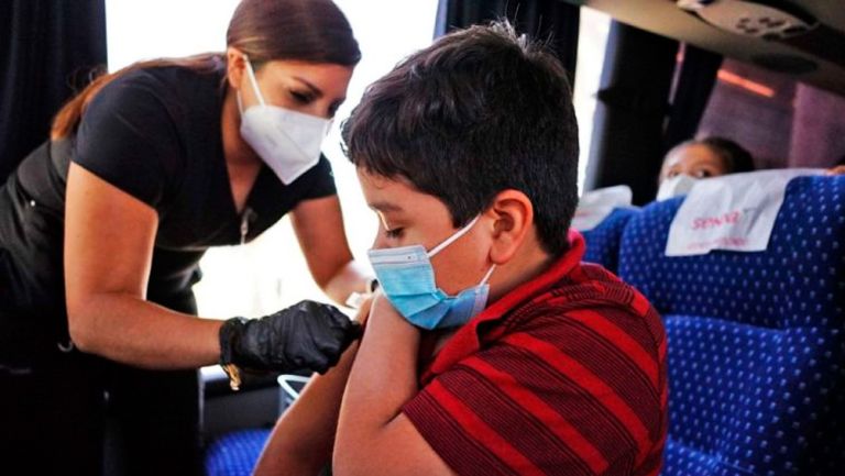 Niño siendo vacunada contra el Covid-19 