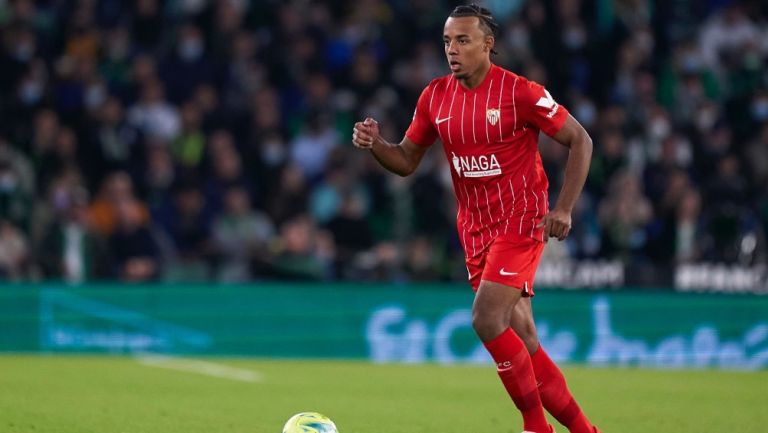 Jules Koundé en un partido de Sevilla