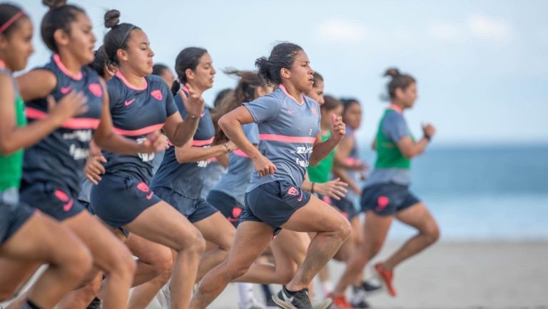 Jugadoras de Pumas en pretemporada en Acapulco