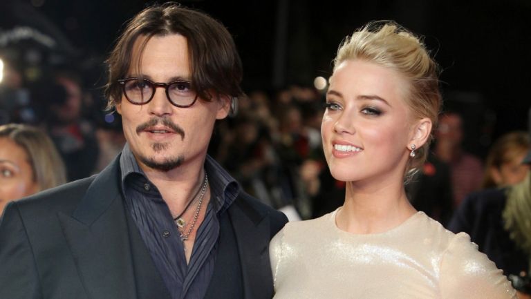 Johnny Depp y Amber Heard posando juntos