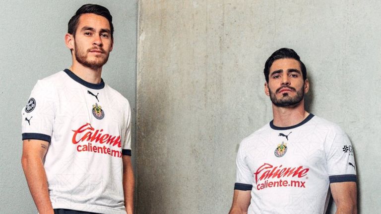 Angulo y Briseño con el nuevo jersey de Chivas para el Apertura 2022