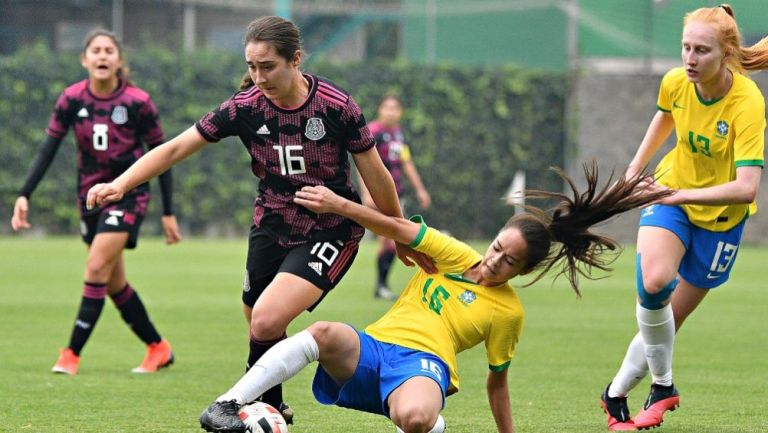 Silvana Flores en acción con la Selección Mexicana