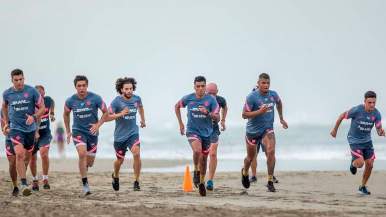 Pumas realizando pretemporada en las playas de Acapulco 