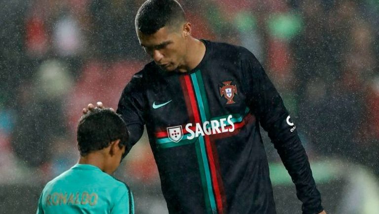 Cristiano Ronaldo y su hijo en terreno de juego