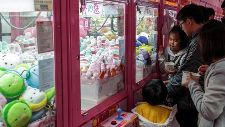 Familia en máquina de peluches