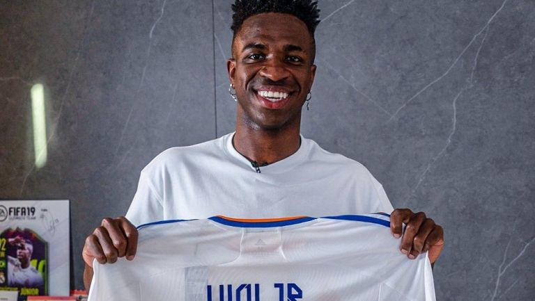 Vinícius Jr. posa con jersey del Madrid