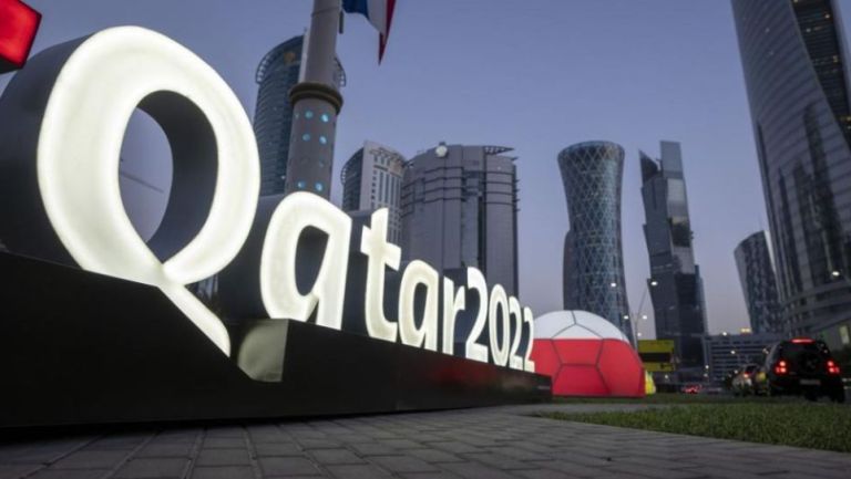Letrero de Qatar 2022 en Doha