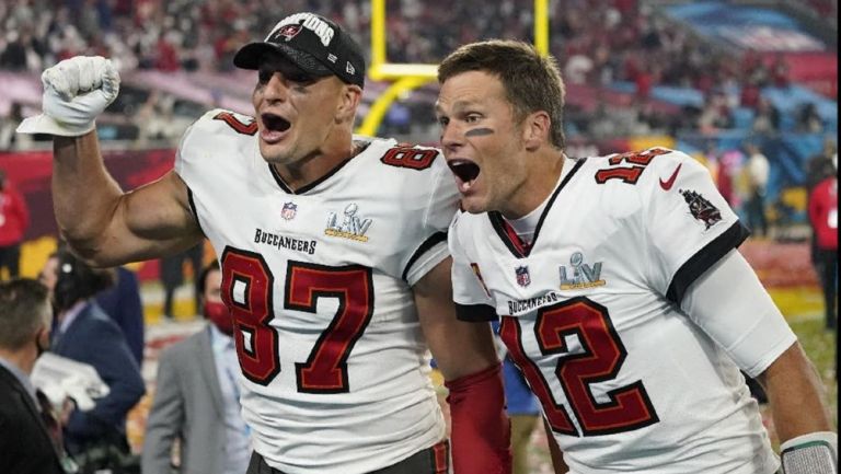 Brady y Gronkowski festejando con Tampa Bay