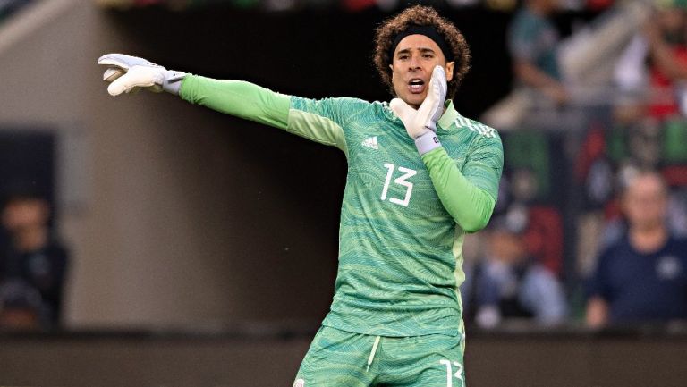 Memo Ochoa en partido con la Selección Mexicana