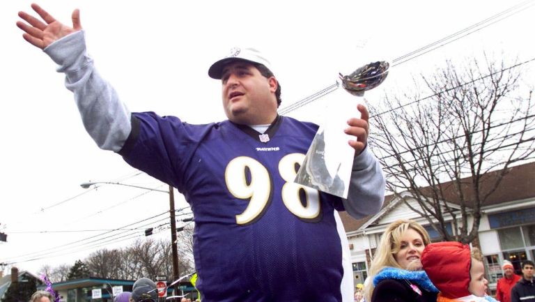 Tony Siragusa festejando con trofeo Vince Lombardi