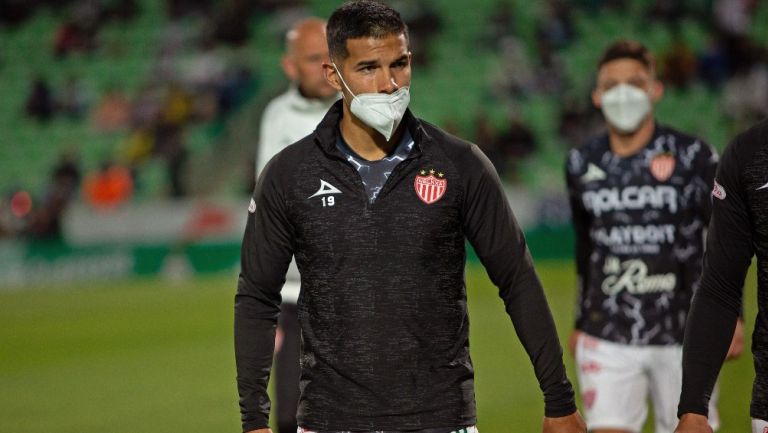 Chucho López durante calentamiento con Necaxa