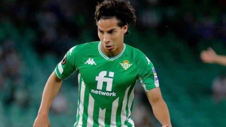 Diego Lainez jugando con el Real Betis